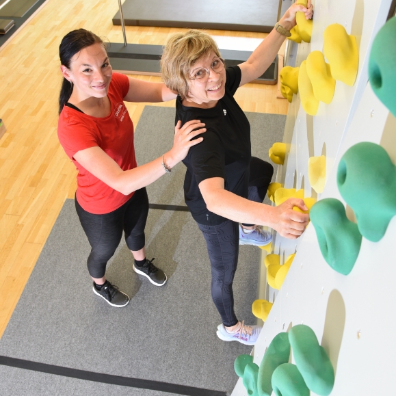 Übung an der Kletterwand