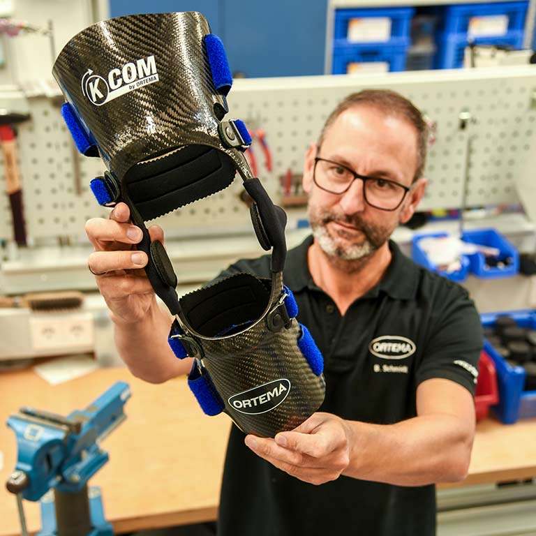 Techniker mit Knieorthese